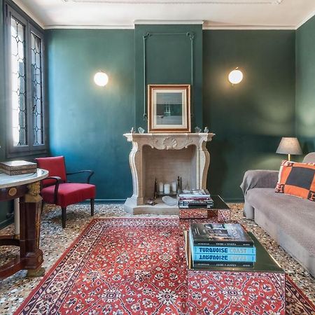 Stylish Renovated Apartment In The Heart Of The City Venesia Bagian luar foto