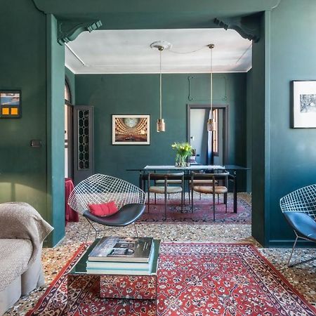 Stylish Renovated Apartment In The Heart Of The City Venesia Bagian luar foto