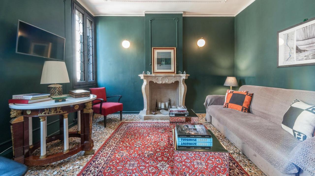 Stylish Renovated Apartment In The Heart Of The City Venesia Bagian luar foto