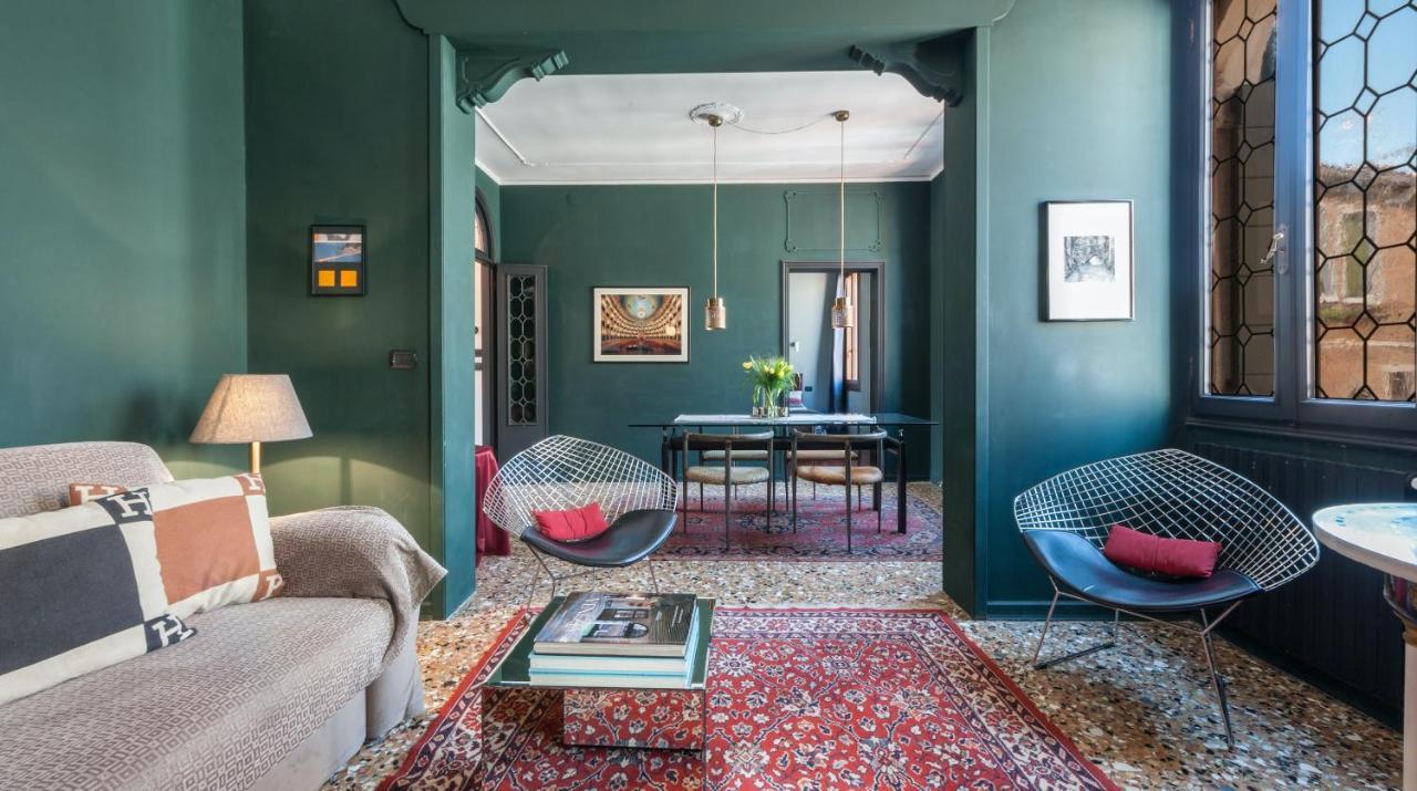 Stylish Renovated Apartment In The Heart Of The City Venesia Bagian luar foto
