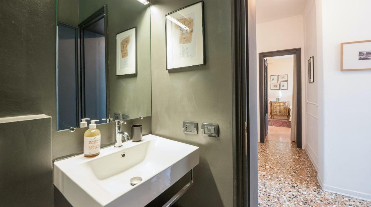 Stylish Renovated Apartment In The Heart Of The City Venesia Bagian luar foto
